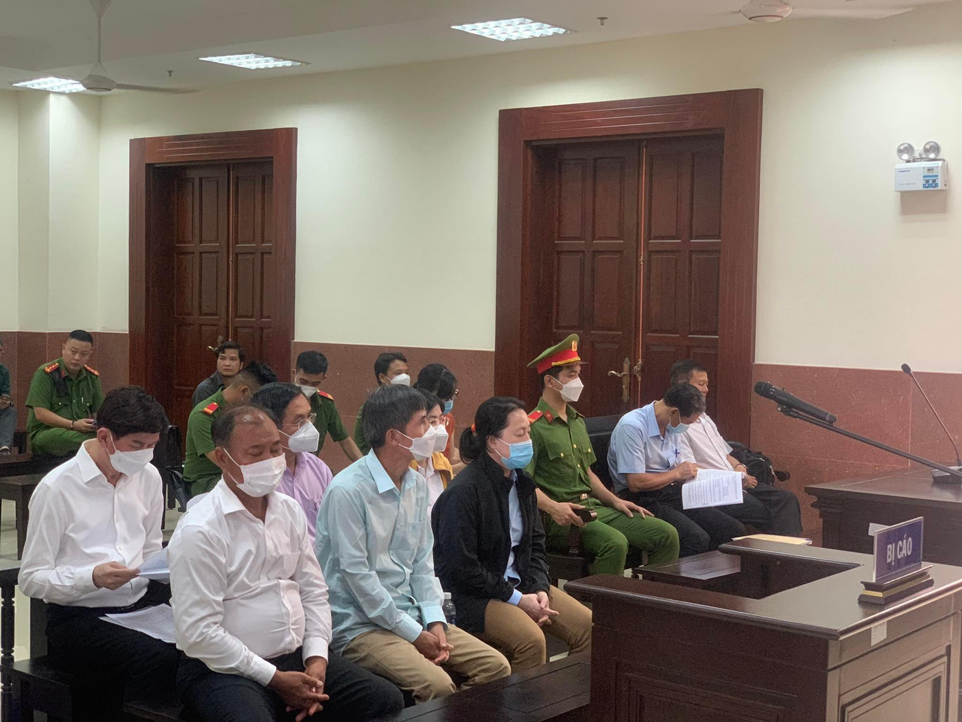 Các bị cáo tại phiên tòa chiều 9/6. Ảnh: Tân Châu Các bị cáo tại phiên tòa chiều 9/6. Ảnh: Tân Châu