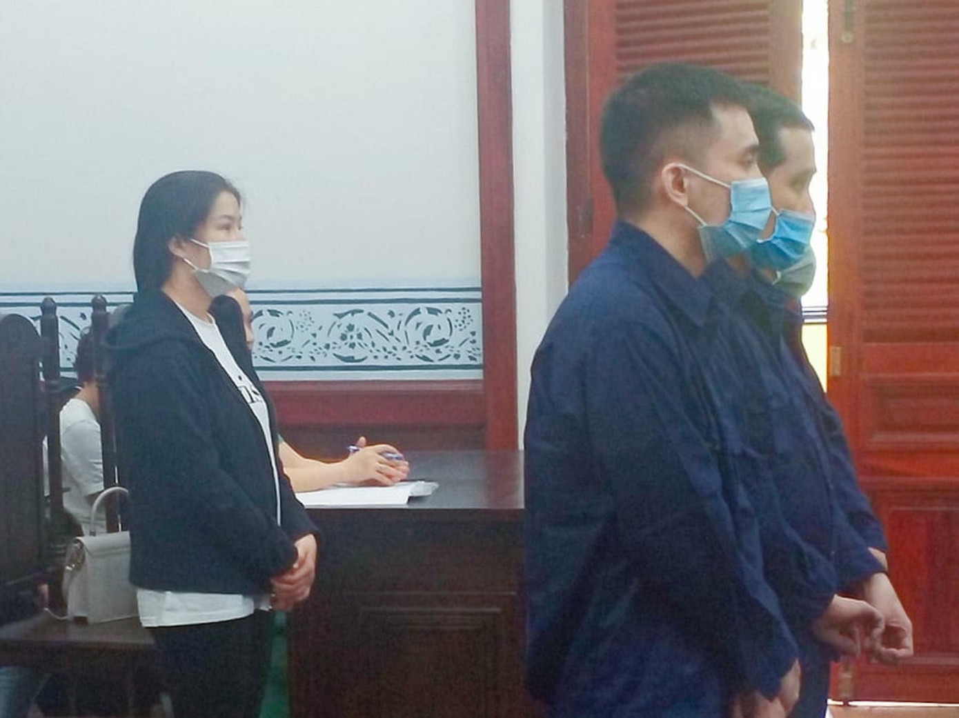 Các bị cáo đang nghe tòa tuyên án trưa 28/6. Ảnh: Tân Châu. Các bị cáo đang nghe tòa tuyên án trưa 28/6. Ảnh: Tân Châu.