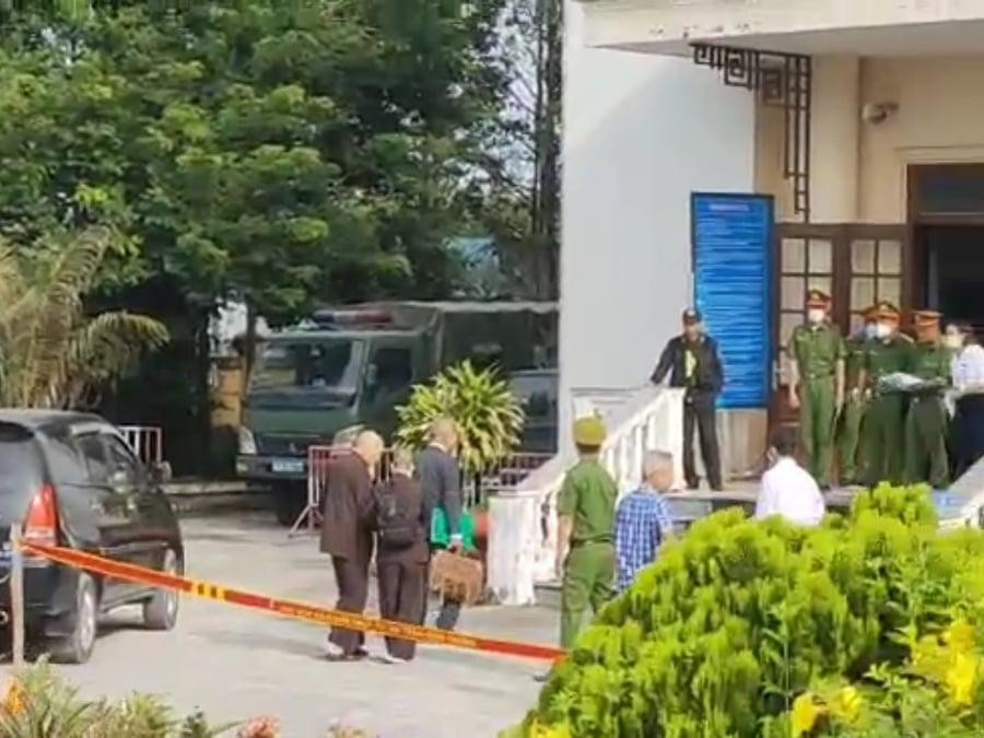 Ông Lê Tùng Vân tại sân TAND huyện Đức Hòa sáng nay 30/6. Ông Lê Tùng Vân tại sân TAND huyện Đức Hòa sáng nay 30/6.