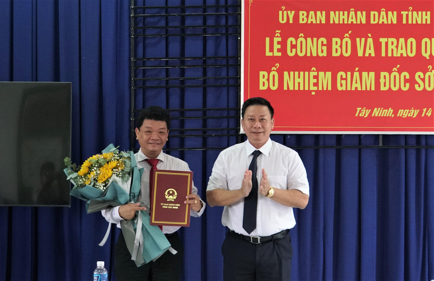 Ông Nguyễn Thanh Ngọc (Phó Bí thư Tỉnh ủy, Chủ tịch UBND tỉnh Tây Ninh (phải), trao quyết định và tặng hoa cho tân Giám đốc Sở Xây dựng Tây Ninh Nguyễn Nam Hưng. Ông Nguyễn Thanh Ngọc (Phó Bí thư Tỉnh ủy, Chủ tịch UBND tỉnh Tây Ninh (phải), trao quyết định và tặng hoa cho tân Giám đốc Sở Xây dựng Tây Ninh Nguyễn Nam Hưng.