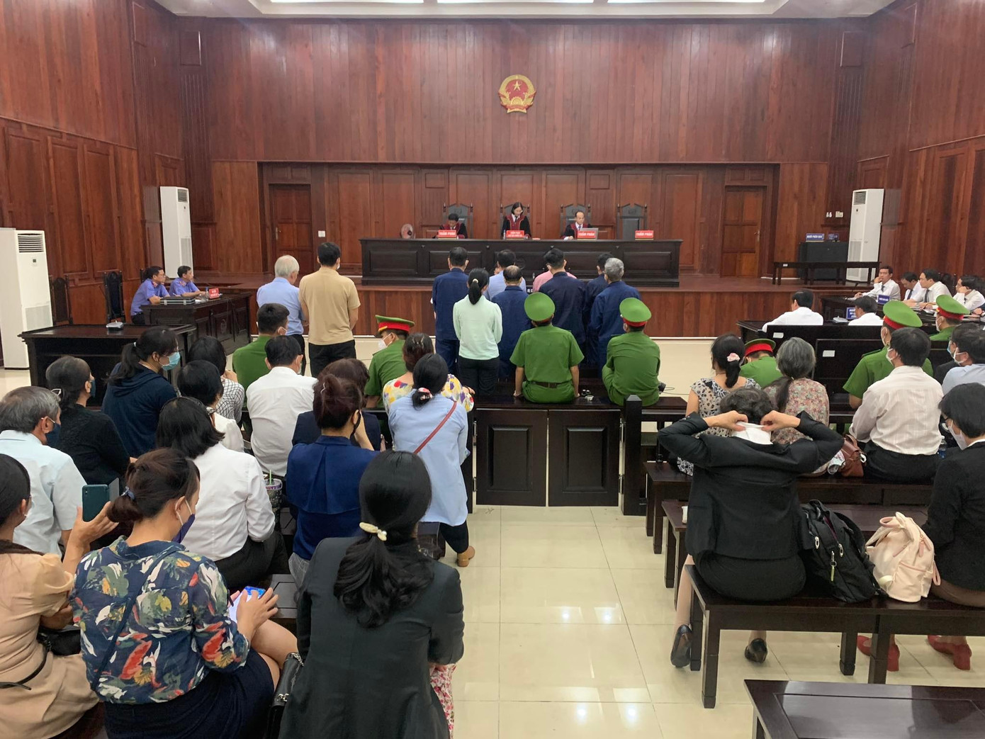 Toàn cảnh phòng xử án thời điểm tuyên án chiều nay 9/6. Ảnh: Tân Châu.