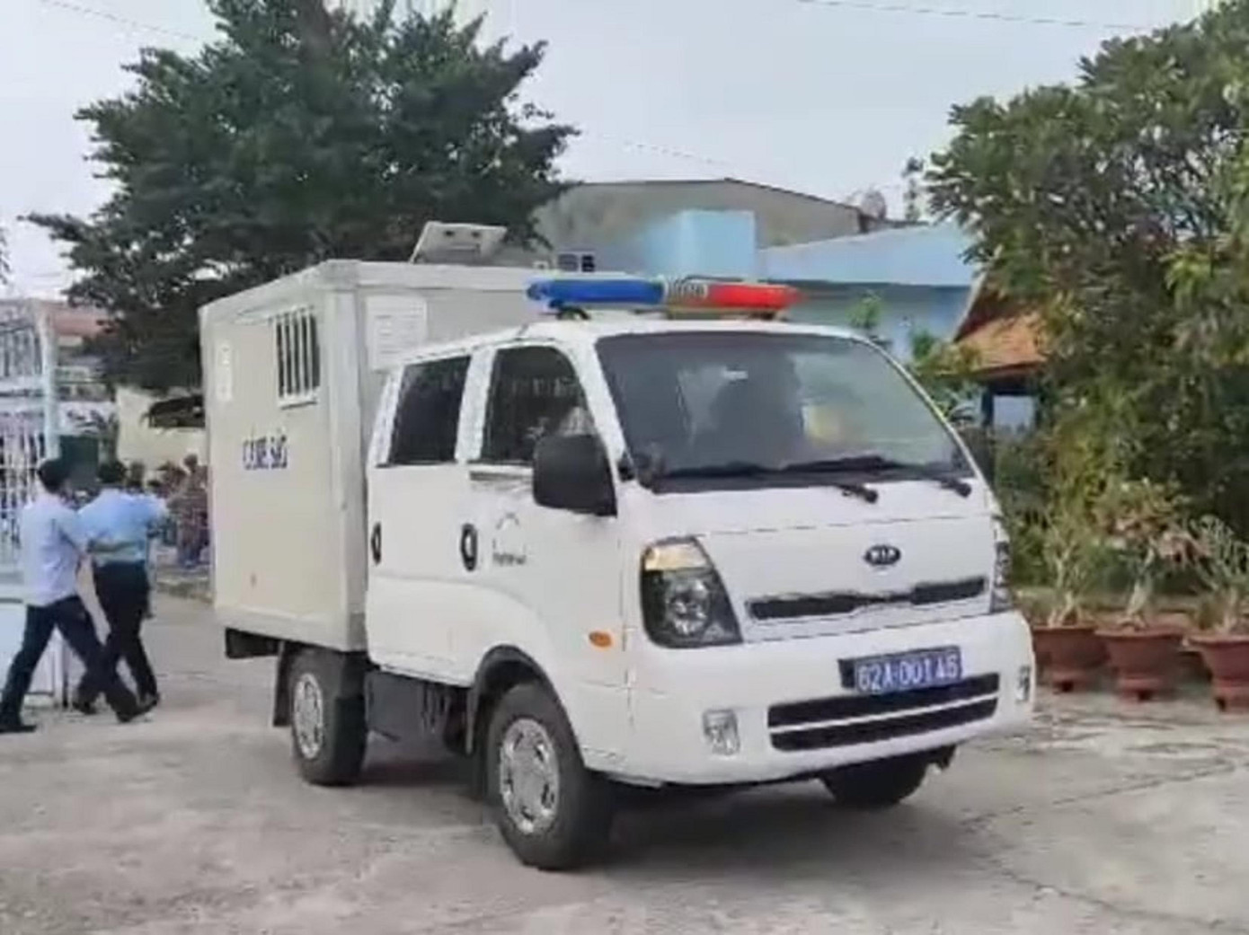 Xe cảnh sát dẫn giải các bị cáo đang bị tạm giam đến tòa sáng nay. Xe cảnh sát dẫn giải các bị cáo đang bị tạm giam đến tòa sáng nay.