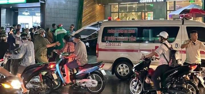 Xe cứu thương có mặt để đưa thi thể 2 nạn nhân rời đi. Xe cứu thương có mặt để đưa thi thể 2 nạn nhân rời đi.