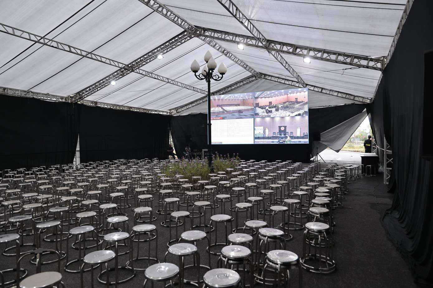 Khu vực dành cho các nhà đầu tư dự, nghe quá trình xét xử. Khu vực dành cho các nhà đầu tư dự, nghe quá trình xét xử.