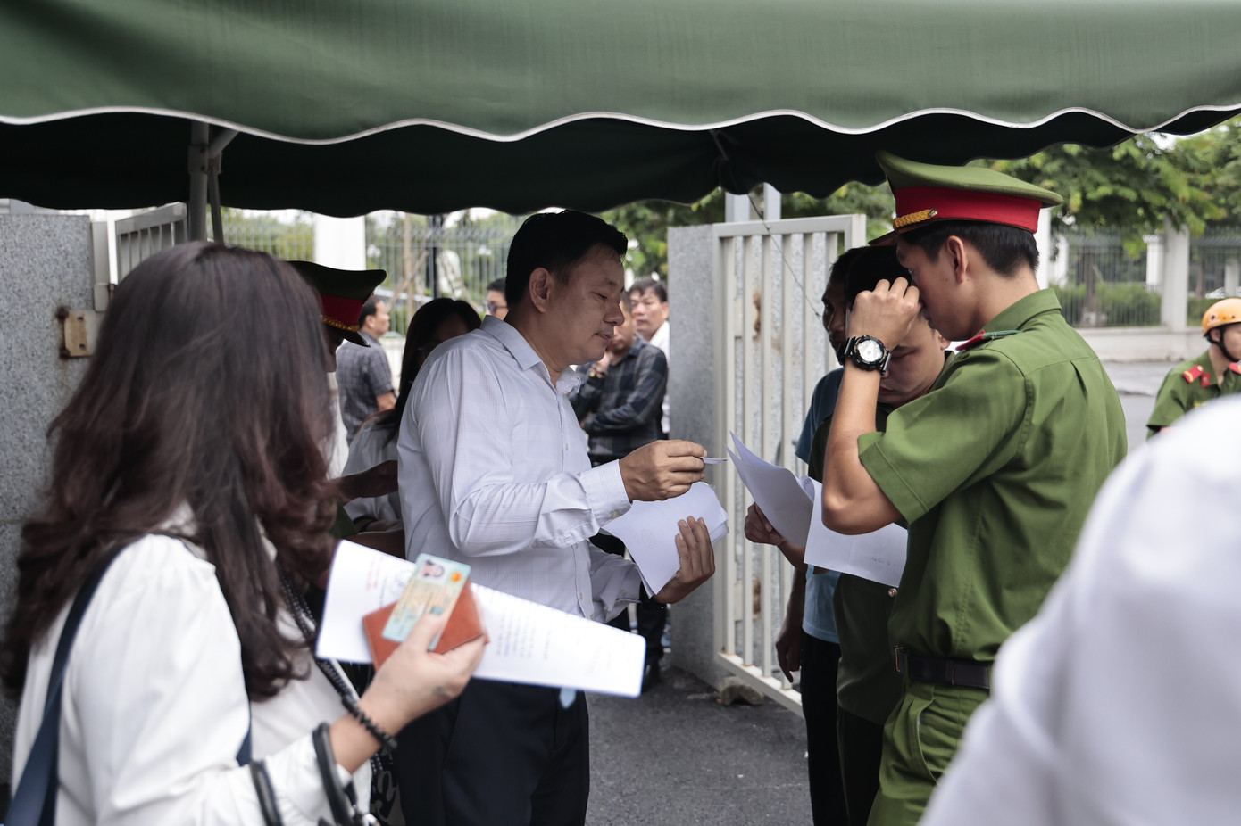 Cảnh sát kiểm tra giấy tờ của những người được triệu tập tới tòa. Cảnh sát kiểm tra giấy tờ của những người được triệu tập tới tòa.