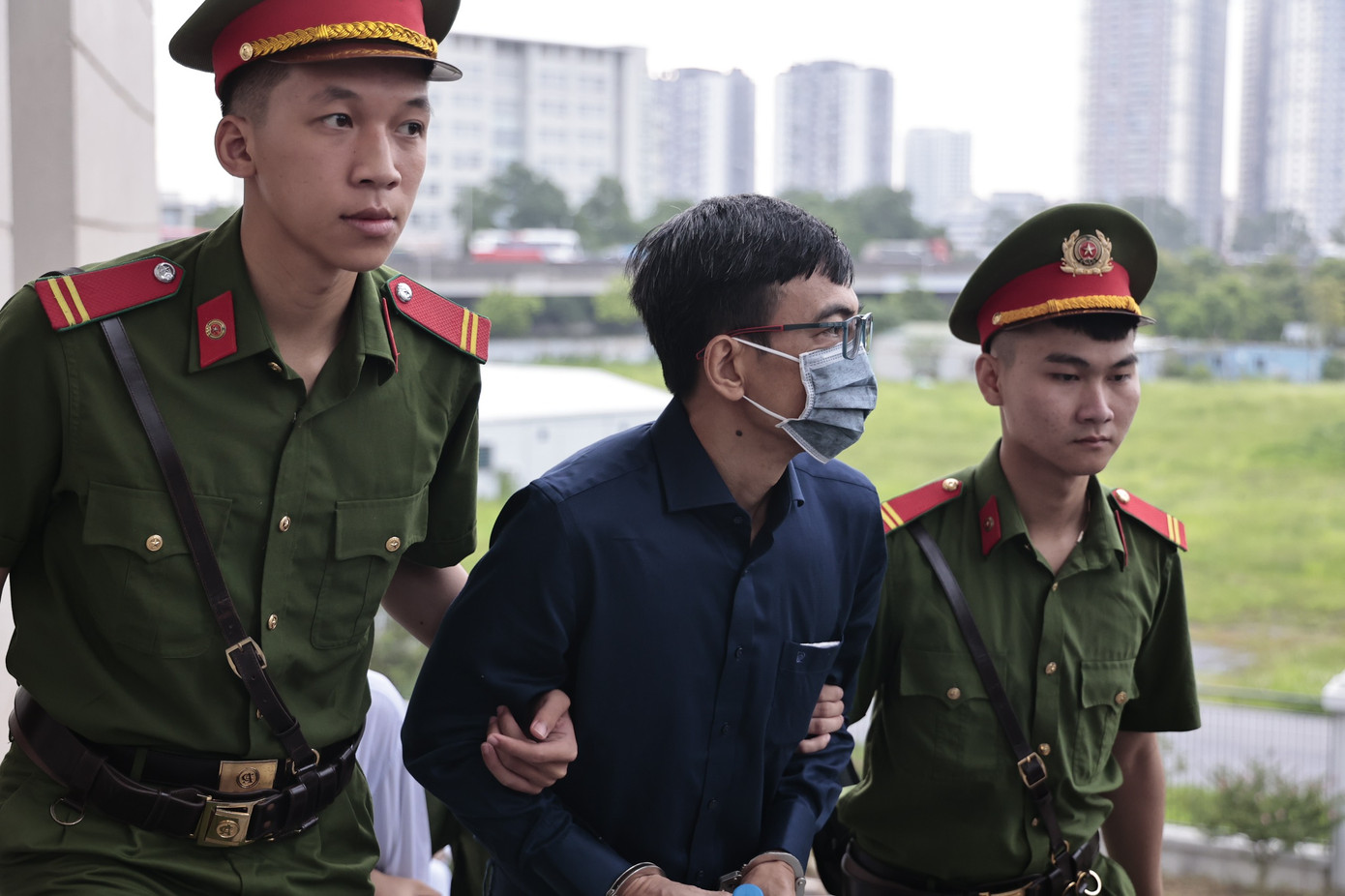 Bị cáo Lê Hải Trà, cựu Ủy viên HĐQT, Phó tổng giám đốc thường trực, thành viên độc lập Hội đồng niêm yết HOSE. Ông Trần Đắc Sinh và Lê Hải Trà khai do có "quan hệ" với Trịnh Văn Quyết nên đã "giúp sức" cho cổ phiếu Công ty Faros được niêm yết trên sàn chứng khoán trái pháp luật.