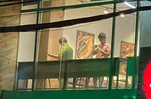 Công an khám nghiệm hiện trường vụ án mạng. Công an khám nghiệm hiện trường vụ án mạng.