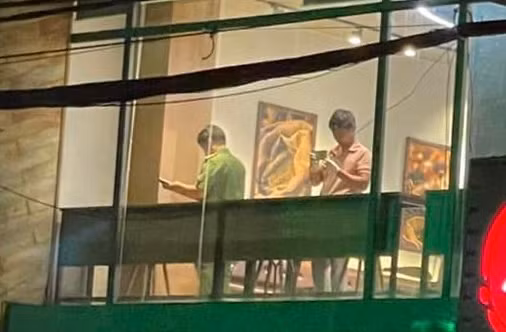 Công an khám nghiệm hiện trường vụ án mạng. Công an khám nghiệm hiện trường vụ án mạng.