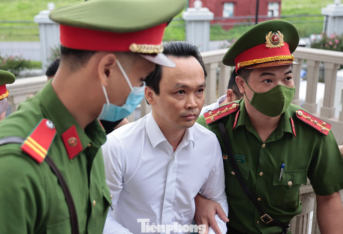 Cựu Chủ tịch FLC Trịnh Văn Quyết được dẫn giải vào toà án sáng 22/7.