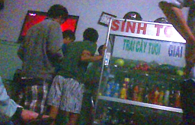 4. Quán cà phê của ông Út cũng là lò cá độ bóng đá . 4. Quán cà phê của ông Út cũng là lò cá độ bóng đá