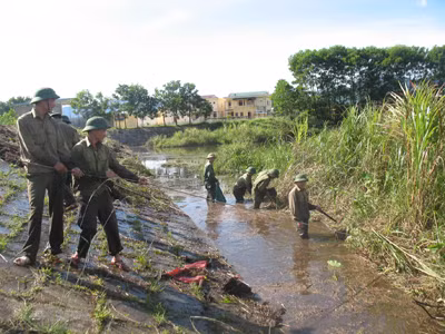 Từ 1-1-2013, quân nhân sẽ được cấp thẻ BHYT. Ảnh: Phong Cầm