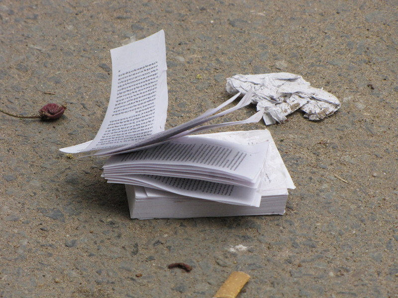 Phao thi vứt bừa bãi trước cổng Hội đồng thi tại trường THPT Bến Tre. Ảnh: Trường Phong