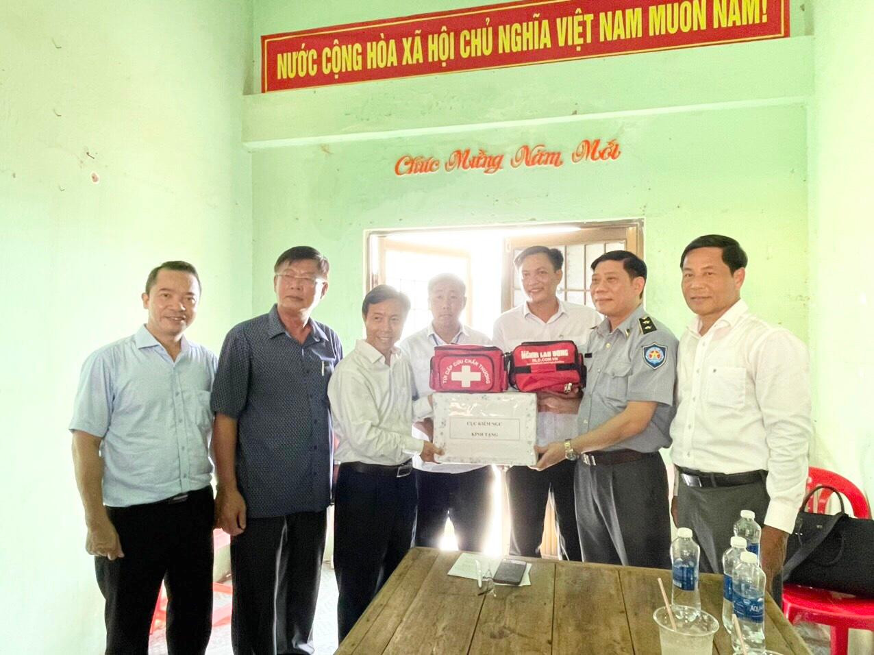 Đoàn công tác của Cục kiểm ngư và các đơn vị tặng túi thuốc y tế cho ngư dân