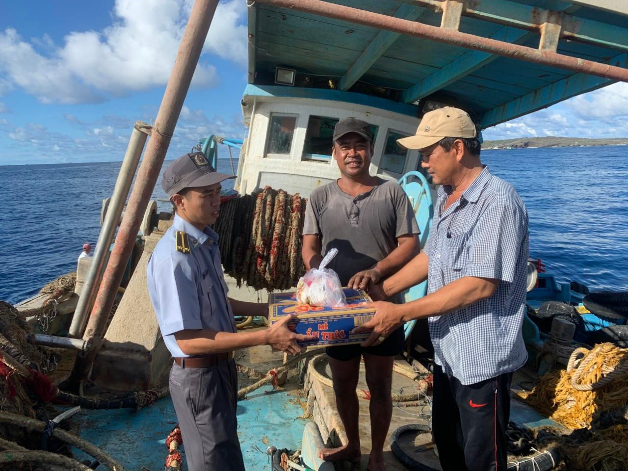 Lực lượng kiểm ngư hỗ trợ ngư dân trên biển Lực lượng kiểm ngư hỗ trợ ngư dân trên biển