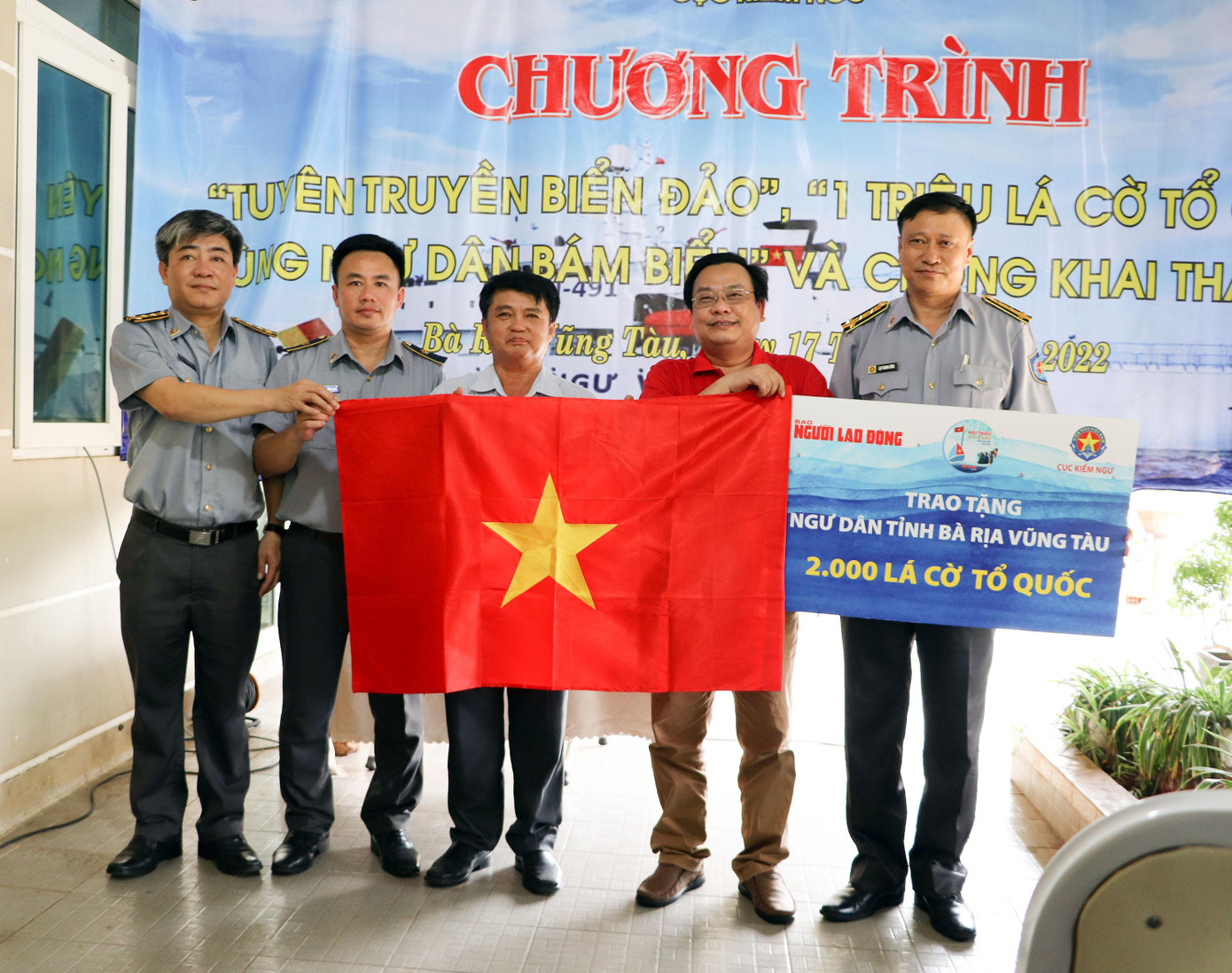 Cục Kiểm ngư phối hợp với các đơn vị tặng cờ Tổ quốc cho ngư dân