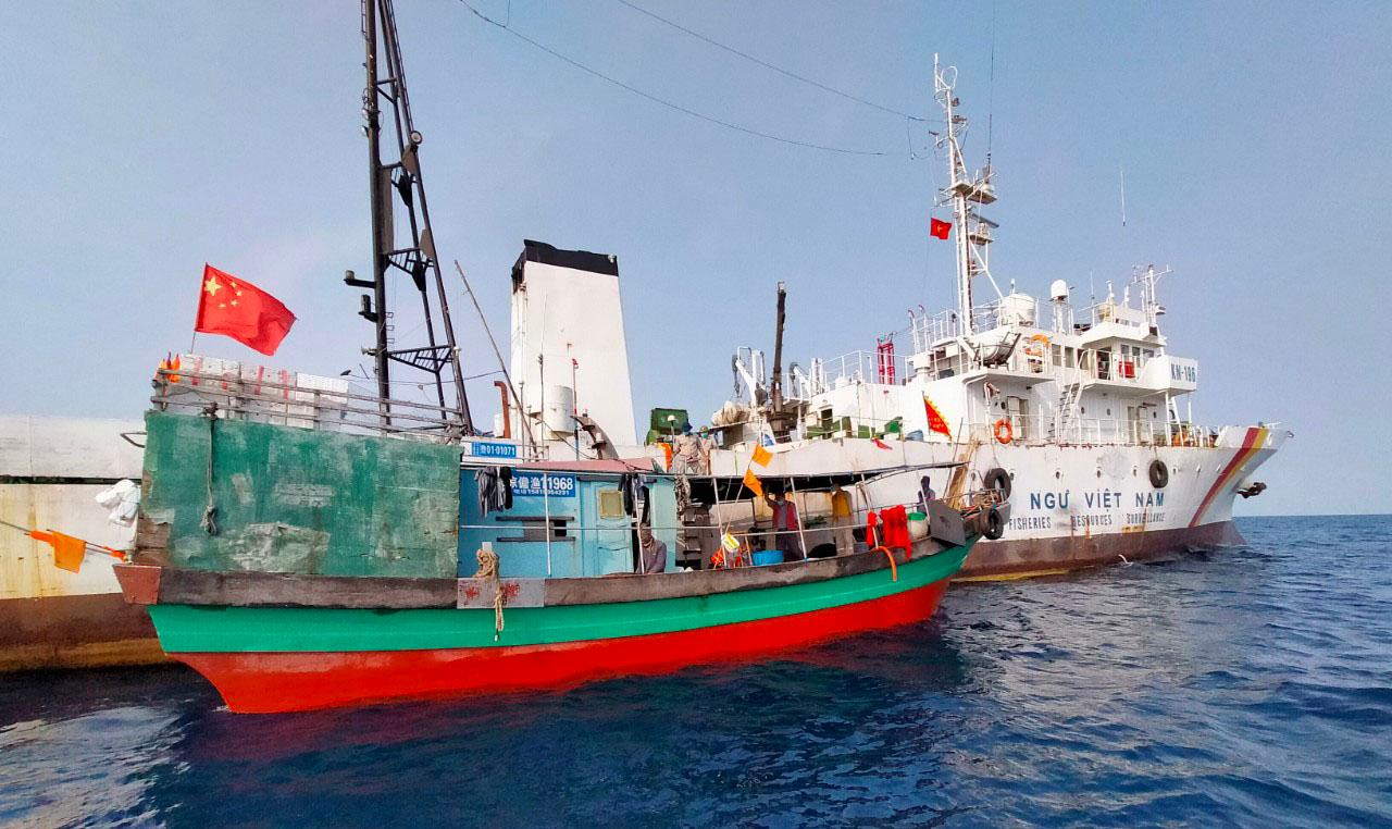 Lực lượng kiểm ngư Vùng 1 trong một lần phát hiện, đẩy đuổi tàu cá Trung Quốc vi phạm chủ quyền vùng biển Việt Nam Lực lượng kiểm ngư Vùng 1 trong một lần phát hiện, đẩy đuổi tàu cá Trung Quốc vi phạm chủ quyền vùng biển Việt Nam