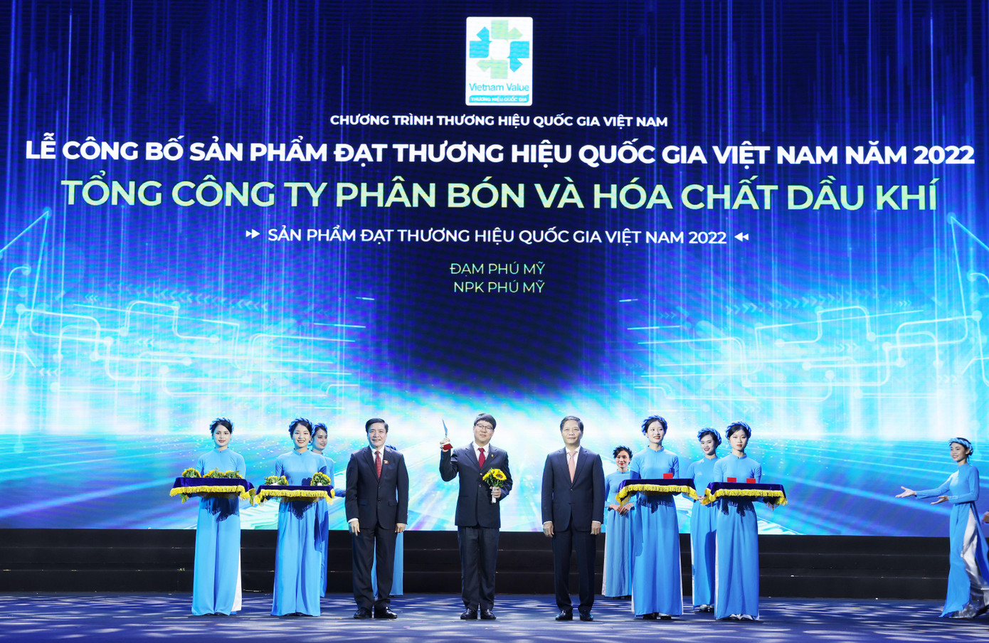 Ông Tạ Quang Huy, Phó Tổng giám đốc- đại diện PVFCCo nhận biểu trưng Thương hiệu Quốc gia