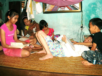 Học trò vây quanh giường bệnh của Dung học bài. Ảnh: Nguyễn Thành