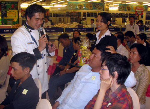 Đầu bếp Tạ Đình Nhựt (đứng) trong một buổi giao lưu về ẩm thực. Ảnh: Nhân vật cung cấp