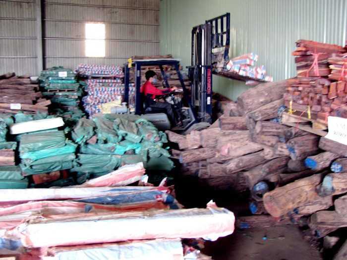 Một lô gỗ trắc trong số 22 container do Cty Ngọc Hưng bị giữ và kiểm tra tại cảng Đà Nẵng. Một lô gỗ trắc trong số 22 container do Cty Ngọc Hưng bị giữ và kiểm tra tại cảng Đà Nẵng