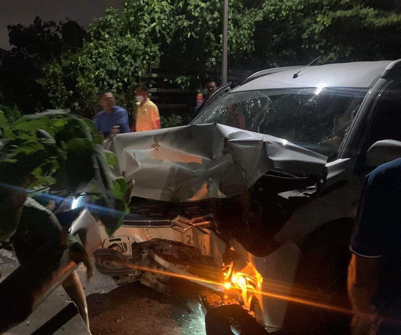 Đầu chiếc xe bị biến dạng