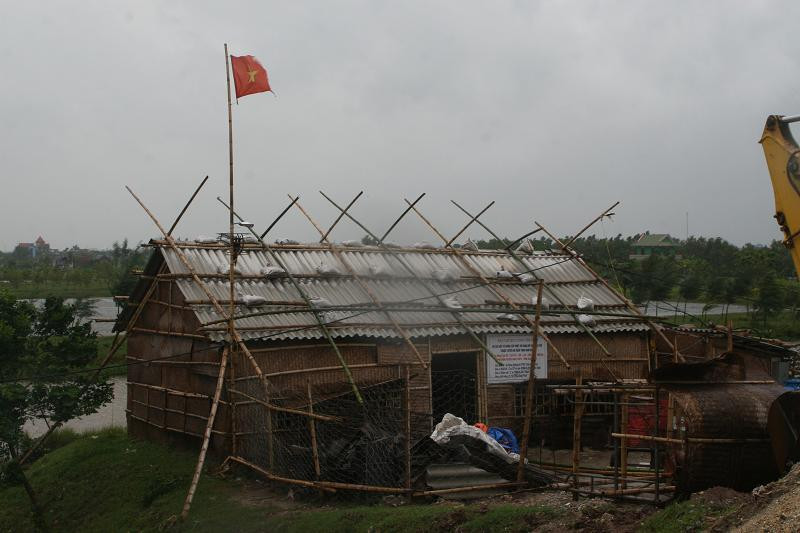 Dùng bao tải cát và tre để chống bão