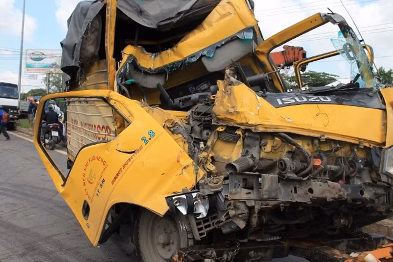 Chiếc xe tải nhẹ dẹp dúm sau tai nạn