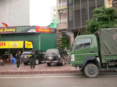 Lực lượng Công an khám xét khẩn cấp trụ sở Công ty Tuấn Đông của Dũng “mặt sắt”. Ảnh: CTV