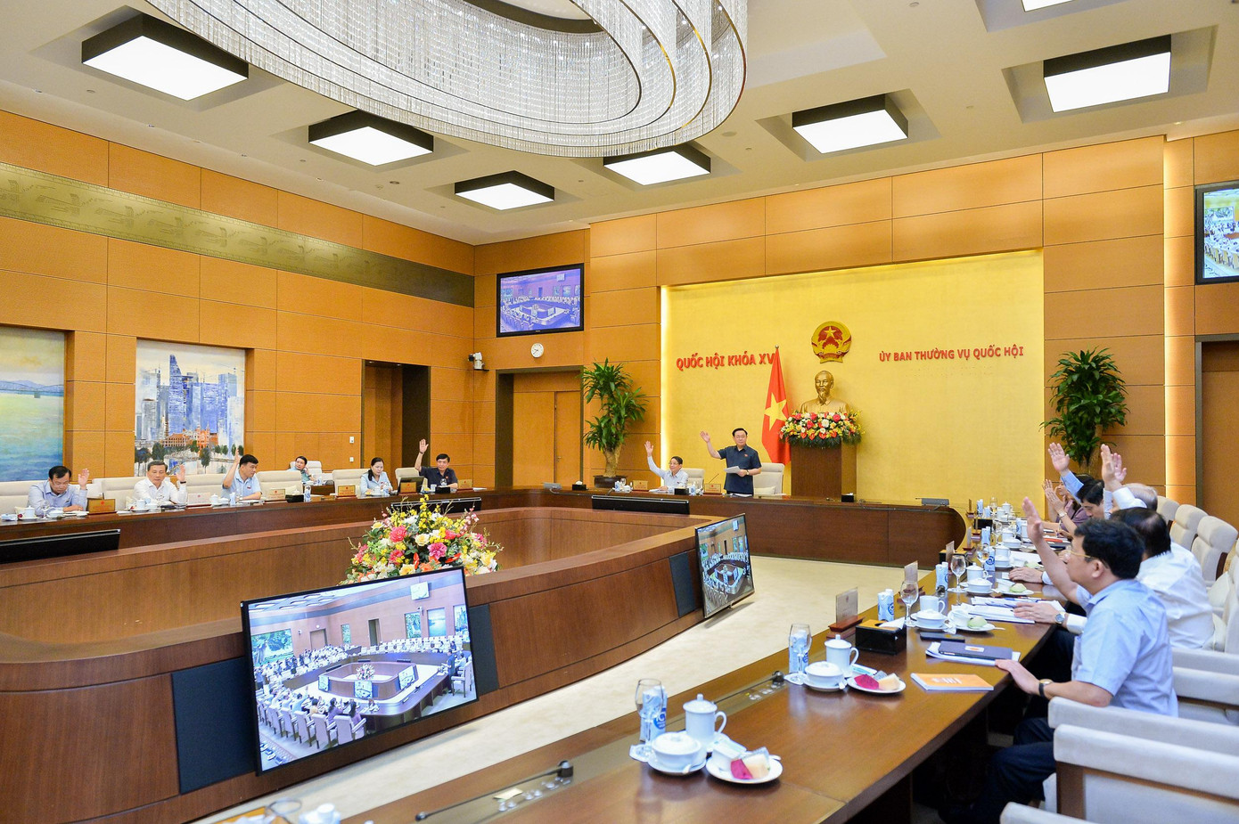 Ủy ban Thường vụ Quốc hội thông qua Nghị quyết về mức thuế bảo vệ môi trường đối với xăng, dầu, mỡ nhờn Ủy ban Thường vụ Quốc hội thông qua Nghị quyết về mức thuế bảo vệ môi trường đối với xăng, dầu, mỡ nhờn