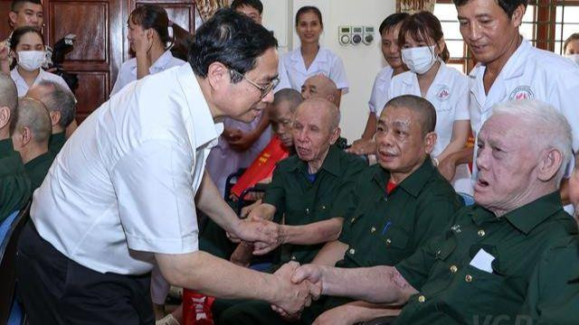 Thủ tướng Phạm Minh Chính thăm, tặng quà tại Trung tâm điều dưỡng thương binh Kim Bảng, Hà Nam. Ảnh: Nhật Bắc