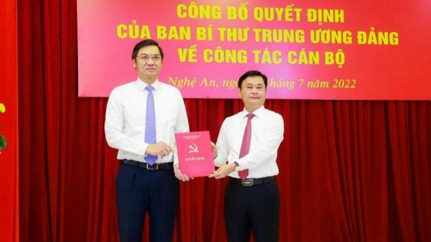 Bí thư Tỉnh ủy Nghệ An trao quyết định cho ông Hoàng Nghĩa Hiếu. Ảnh: NTV Bí thư Tỉnh ủy Nghệ An trao quyết định cho ông Hoàng Nghĩa Hiếu. Ảnh: NTV