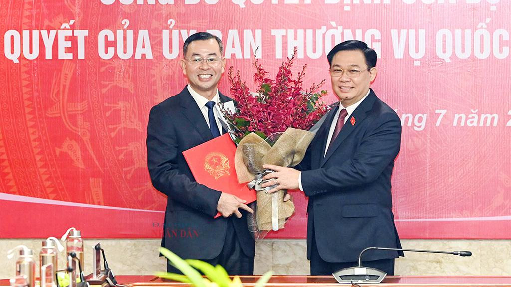 Chủ tịch Quốc hội Vương Đình Huệ chúc mừng ông Ngô Văn Tuấn. (Ảnh: Như Ý)