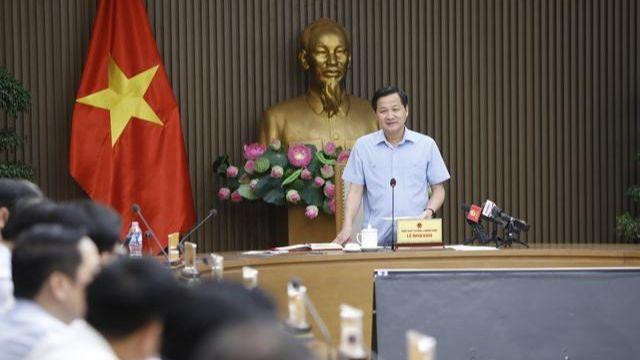 Phó Thủ tướng yêu cầu các bộ, ngành hết sức sát sao, nắm bắt tình hình kịp thời, nhanh chóng xử lý các khó khăn, vướng mắc để đẩy nhanh tiến độ giải ngân gói hỗ trợ phục hồi kinh tế xã hội. Ảnh VGP/Trần Mạnh.