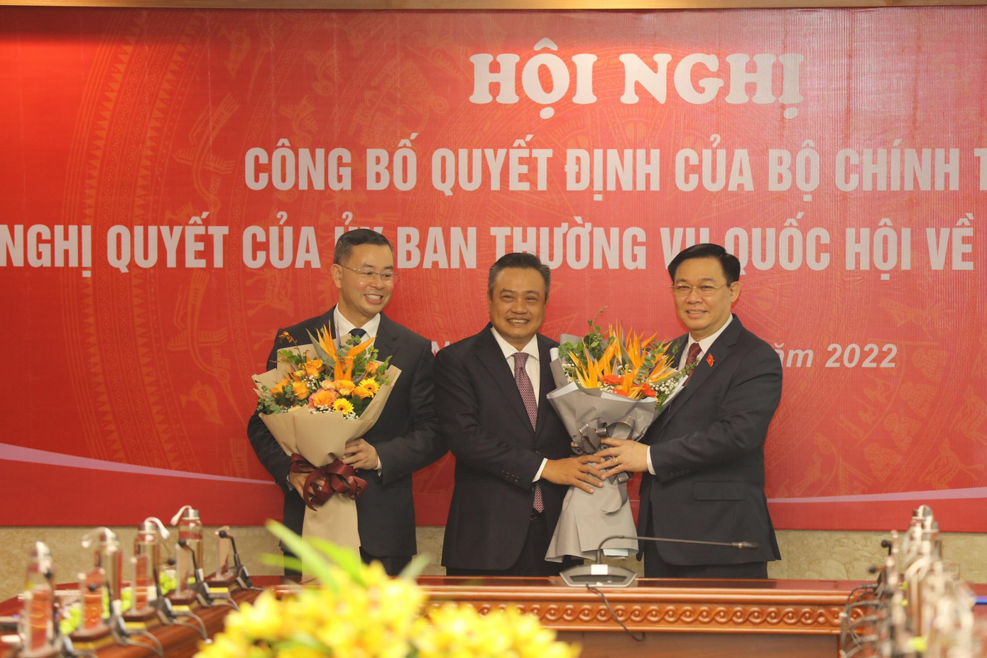 Chủ tịch Quốc hội Vương Đình Huệ chúc mừng ông Trần Sỹ Thanh và ông Ngô Văn Tuấn. (Ảnh: Như Ý) Chủ tịch Quốc hội Vương Đình Huệ chúc mừng ông Trần Sỹ Thanh và ông Ngô Văn Tuấn. (Ảnh: Như Ý)