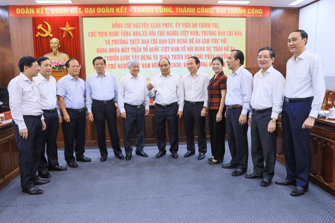 Chủ tịch nước Nguyễn Xuân Phúc cùng các đại biểu trao đổi bên lề cuộc làm việc Chủ tịch nước Nguyễn Xuân Phúc cùng các đại biểu trao đổi bên lề cuộc làm việc
