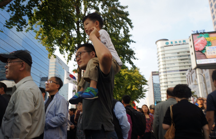 Đông đảo người dân đi xem lễ duyệt binh