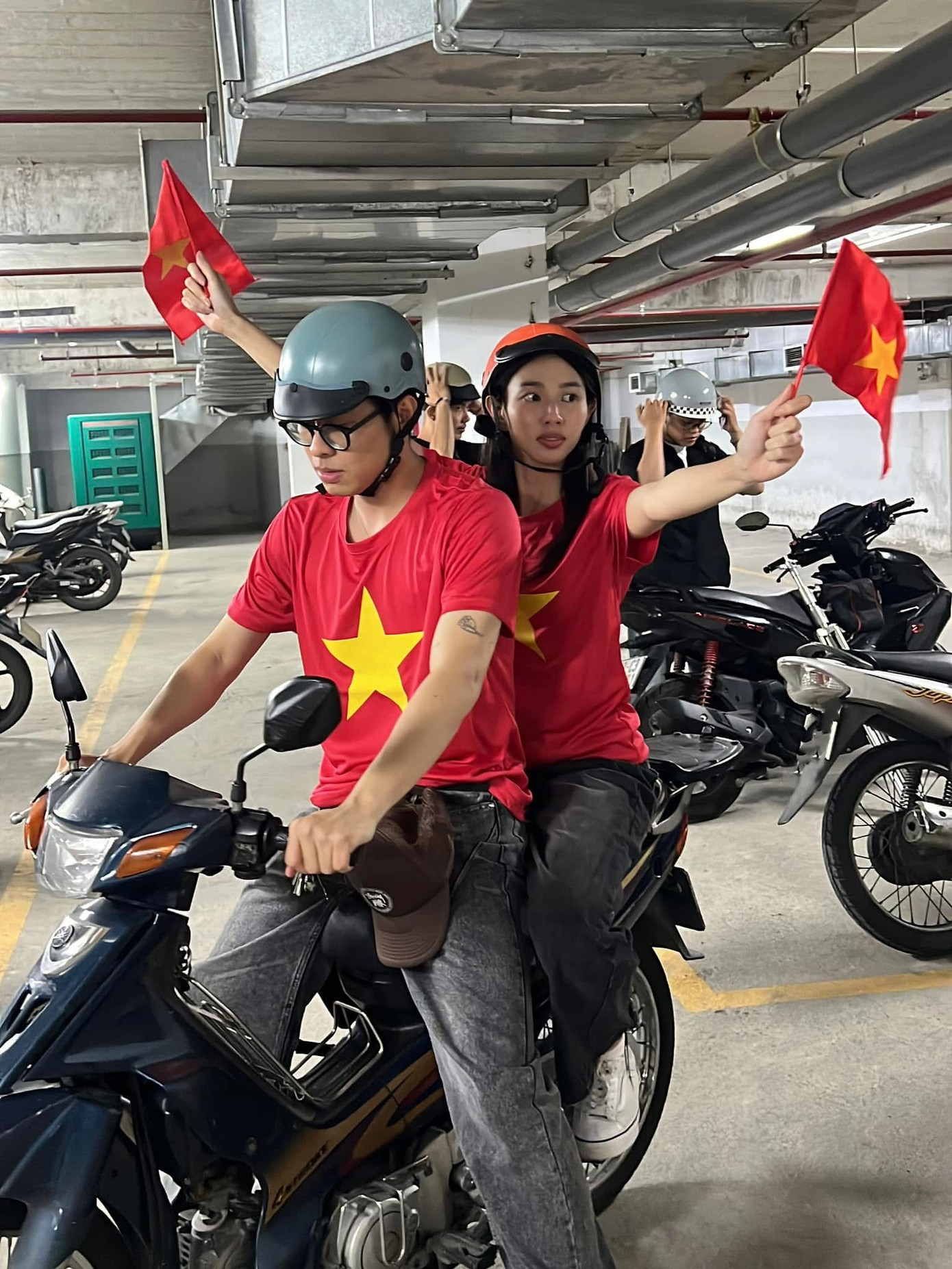 Ngay sau khi đội tuyển Việt Nam giành chiến thắng 3-0 trước Thái Lan, hoa hậu Thùy Tiên và rapper Hurrykng đã rủ nhau &quot;đi bão&quot; bằng xe máy, hòa vào dòng người ăn mừng chiến thắng ngoạn mục của các cầu thủ Việt Nam.