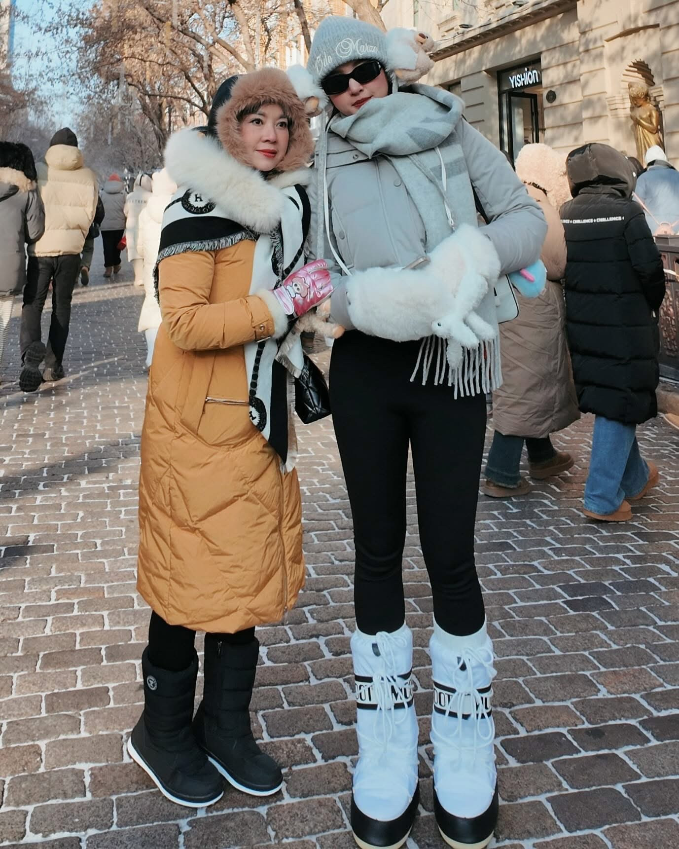 Á hậu Huyền My và gia đình đón năm mới ở Cáp Nhĩ Tân, Trung Quốc. Cô hào hứng khi tham dự lễ hội băng đăng lớn nhất thế giới, dưới tiết trời lạnh giá âm 20 độ C.