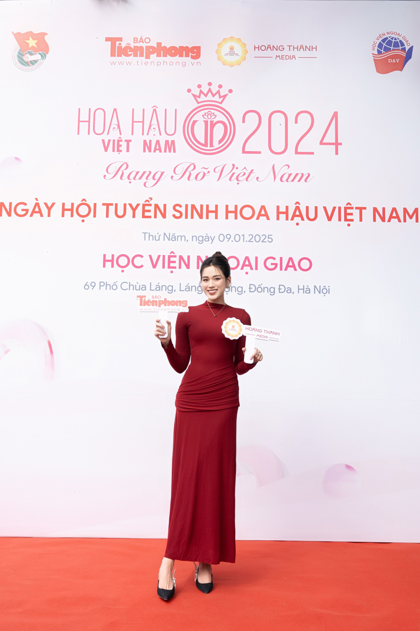 Chiều 9/1, Hoa hậu Đỗ Thị Hà xuất hiện rạng rỡ trên thảm đỏ sự kiện Ngày hội tuyển sinh Hoa hậu Việt Nam 2024 - khởi đầu cho cuộc thi Hoa hậu Việt Nam 2024, tại Học viện Ngoại giao.