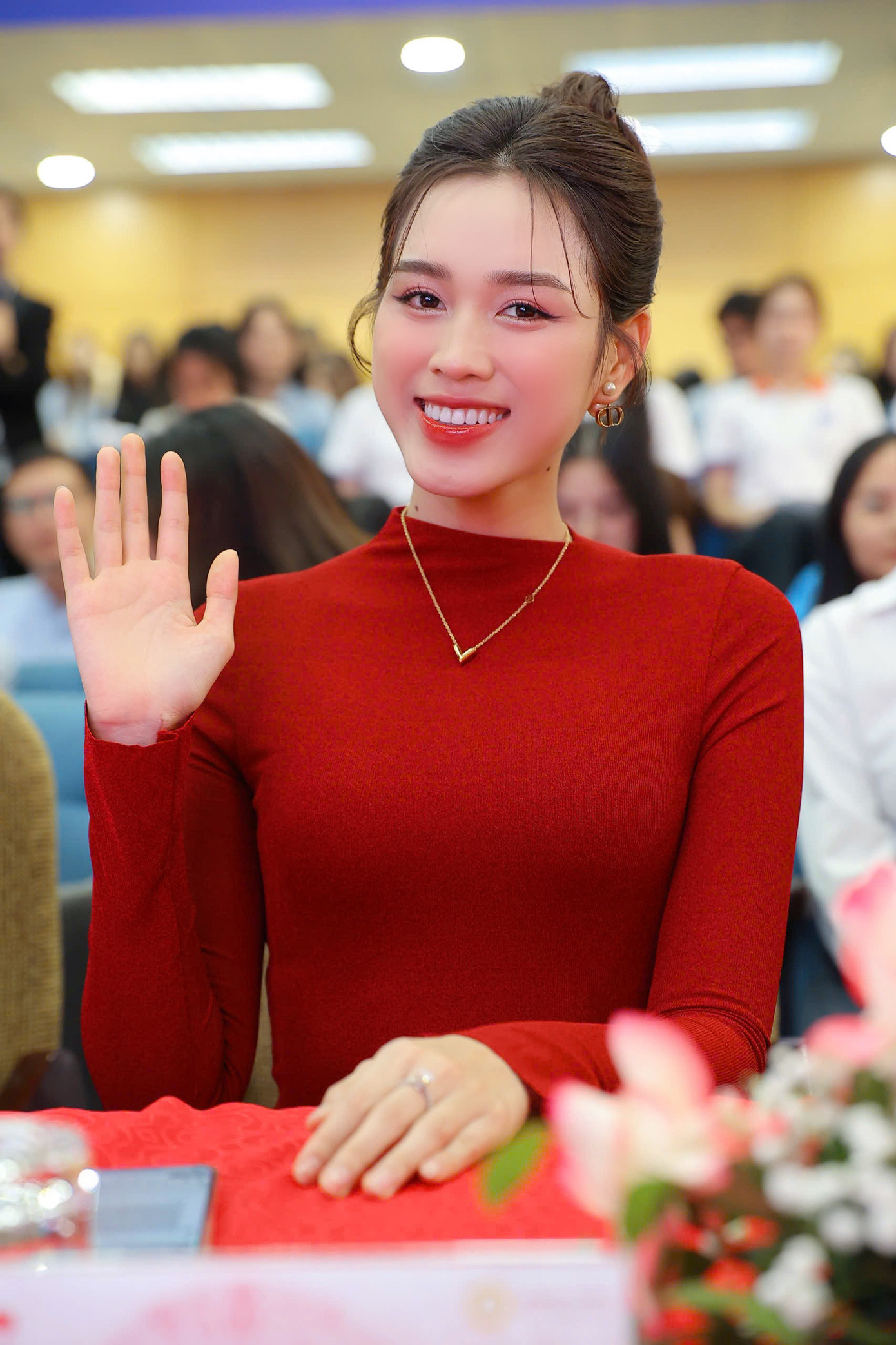 Nhớ lại hành trình thi hoa hậu năm 2020, Đỗ Thị Hà cho biết khi đó cô như trang giấy trắng, không có mối quan hệ, bắt đầu từ con số 0. "Tuy nhiên tôi vẫn tự tin vì thấy rằng mình có tố chất, về cả ngoại hình và học vấn. Thanh xuân của người con gái chỉ trải qua một lần, tôi chọn có thật nhiều trải nghiệm và Hoa hậu Việt Nam là trải nghiệm đầu đời của tôi, và nó rất tuyệt", cô chia sẻ.