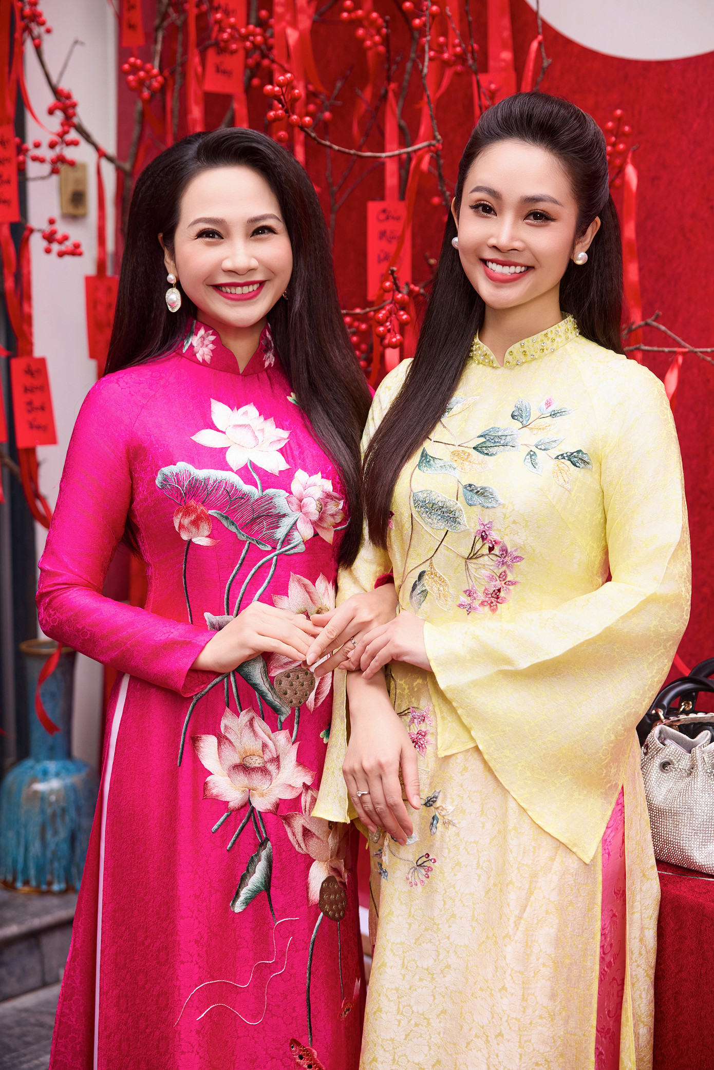 MC Mỹ Lan, Thùy Linh, người đẹp Ngọc Hà - vợ NSND Công Lý - đọ sắc với áo dài.