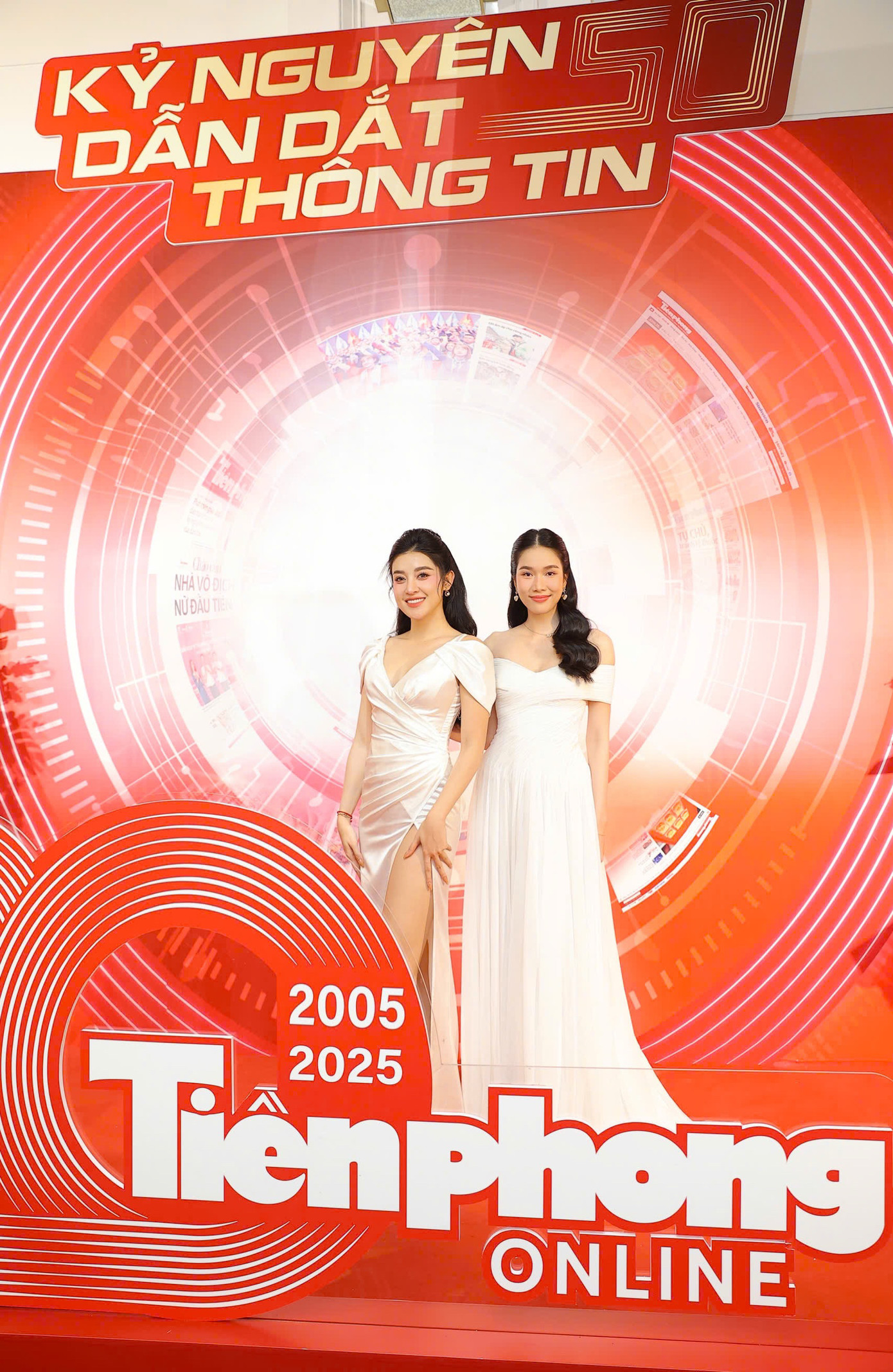 Á hậu Huyền My, Á hậu Phương Anh cùng diện sắc trắng trên thảm đỏ. Hai người đẹp cùng đạt danh hiệu á hậu 1 tại cuộc thi Hoa hậu Việt Nam 2014 và 2020.