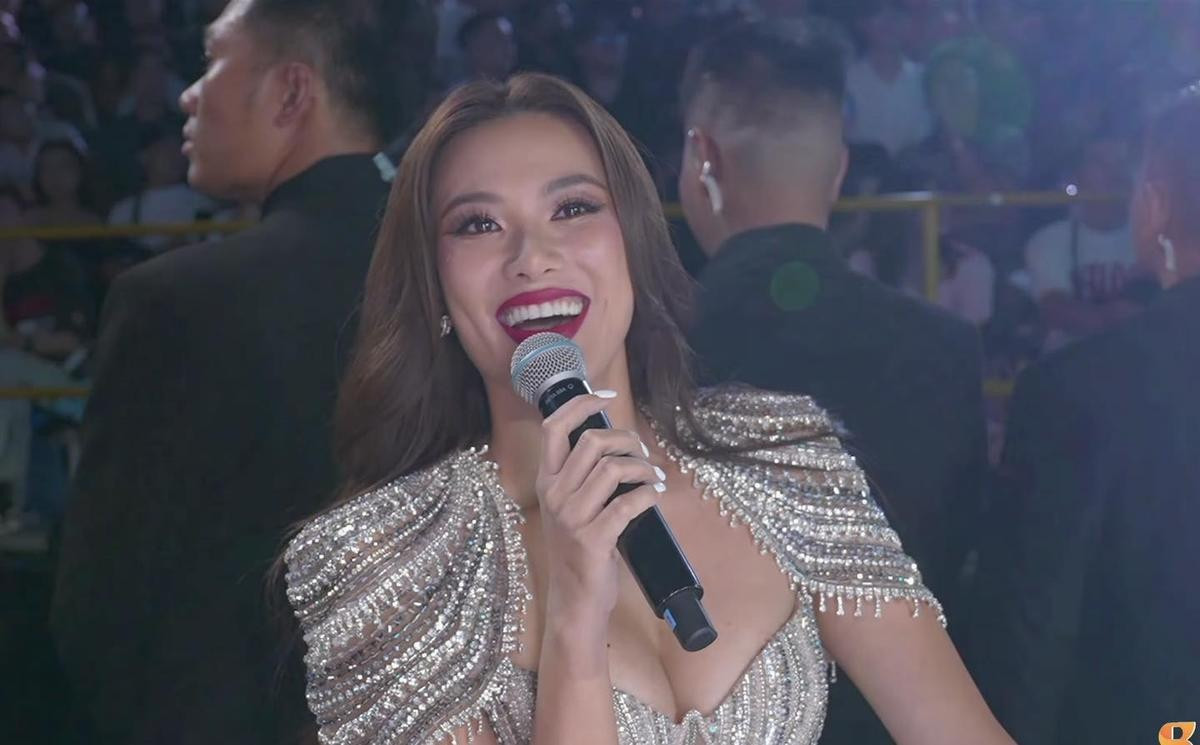 Kim Duyên đặt câu hỏi ứng xử cho Xuân Hạnh trong chung kết Miss Cosmo 2024. Kim Duyên đặt câu hỏi ứng xử cho Xuân Hạnh trong chung kết Miss Cosmo 2024.