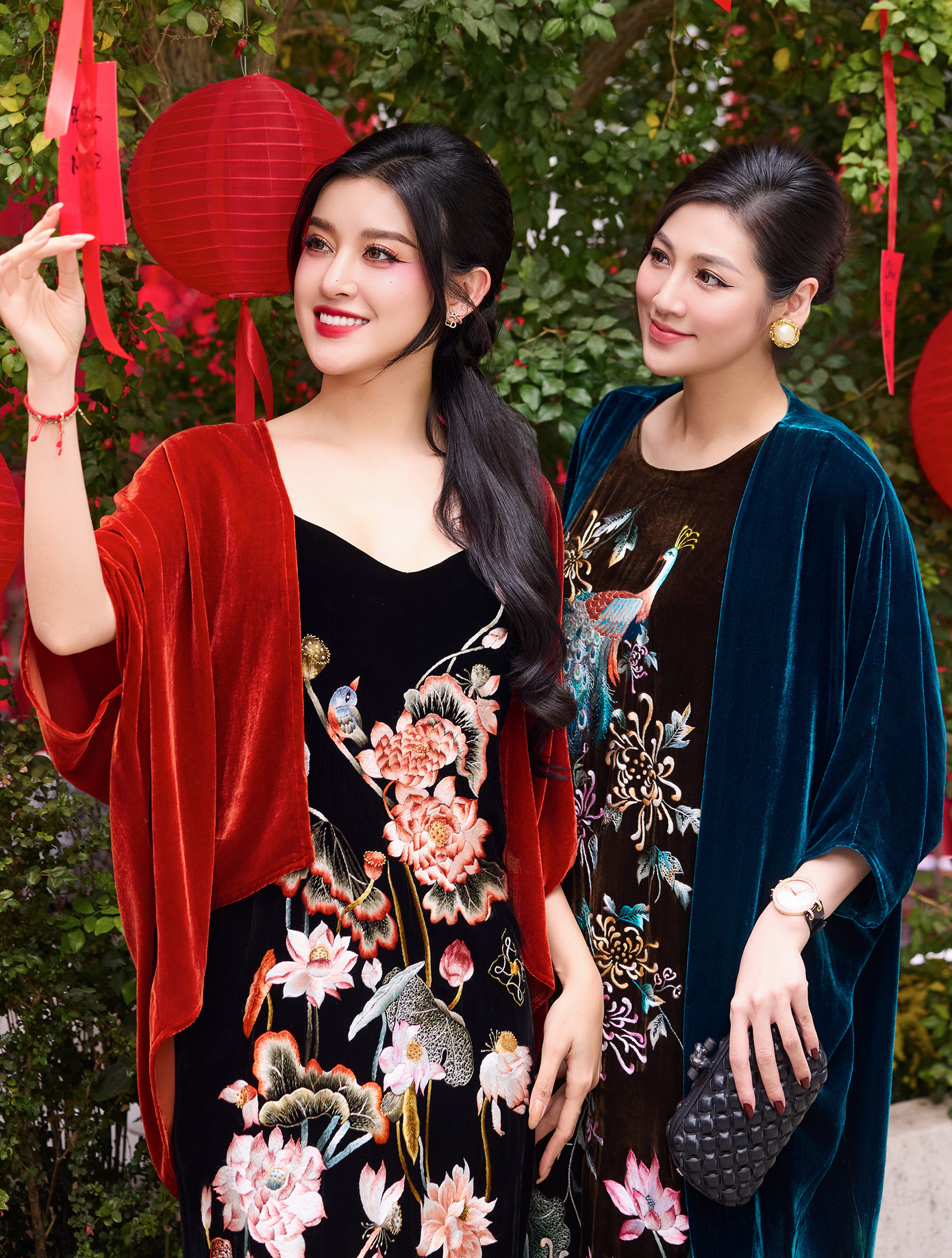 Á hậu Tú Anh, Huyền My đọ sắc với váy nhung họa tiết.