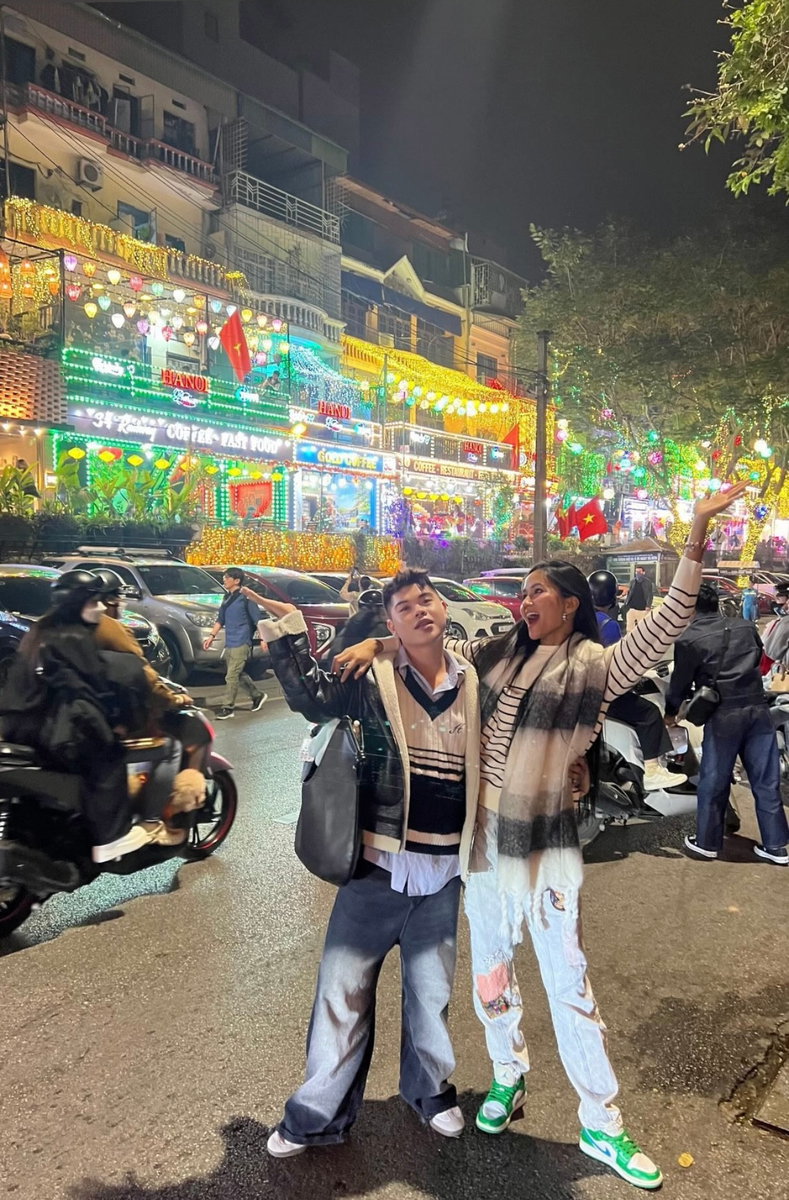 Hoa hậu H'Hen Niê hòa cùng dòng người trên phố đi bộ Hà Nội để count down, chào đón năm mới 2025.