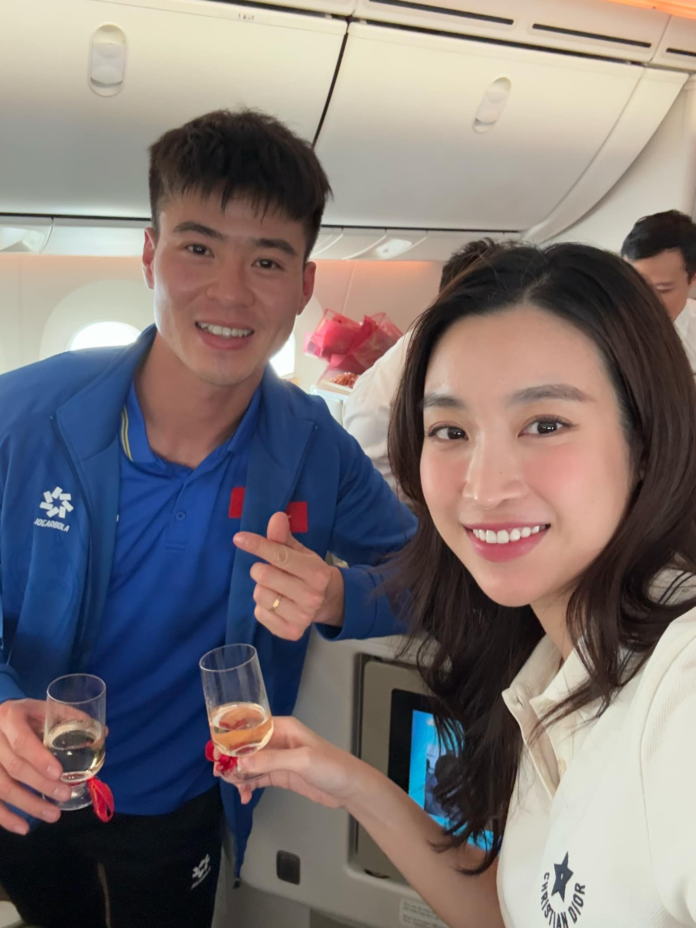 Đỗ Mỹ Linh chụp ảnh cùng huấn luyện viên trưởng Kim Sang-sik và Duy Mạnh trên chuyến bay về Việt Nam sáng 6/1. Đỗ Mỹ Linh chụp ảnh cùng huấn luyện viên trưởng Kim Sang-sik và Duy Mạnh trên chuyến bay về Việt Nam sáng 6/1.