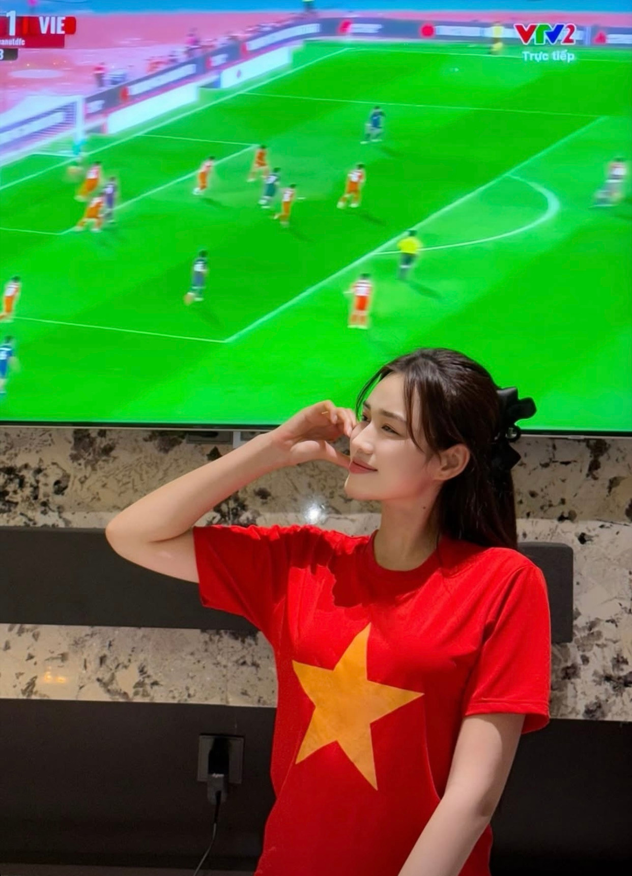 Hoa hậu Đỗ Thị Hà vui mừng sau chiến thắng của đội tuyển Việt Nam. Người đẹp cho biết cô không xuống đường &quot;đi bão&quot; vì sáng sớm hôm sau có buổi chụp ảnh.