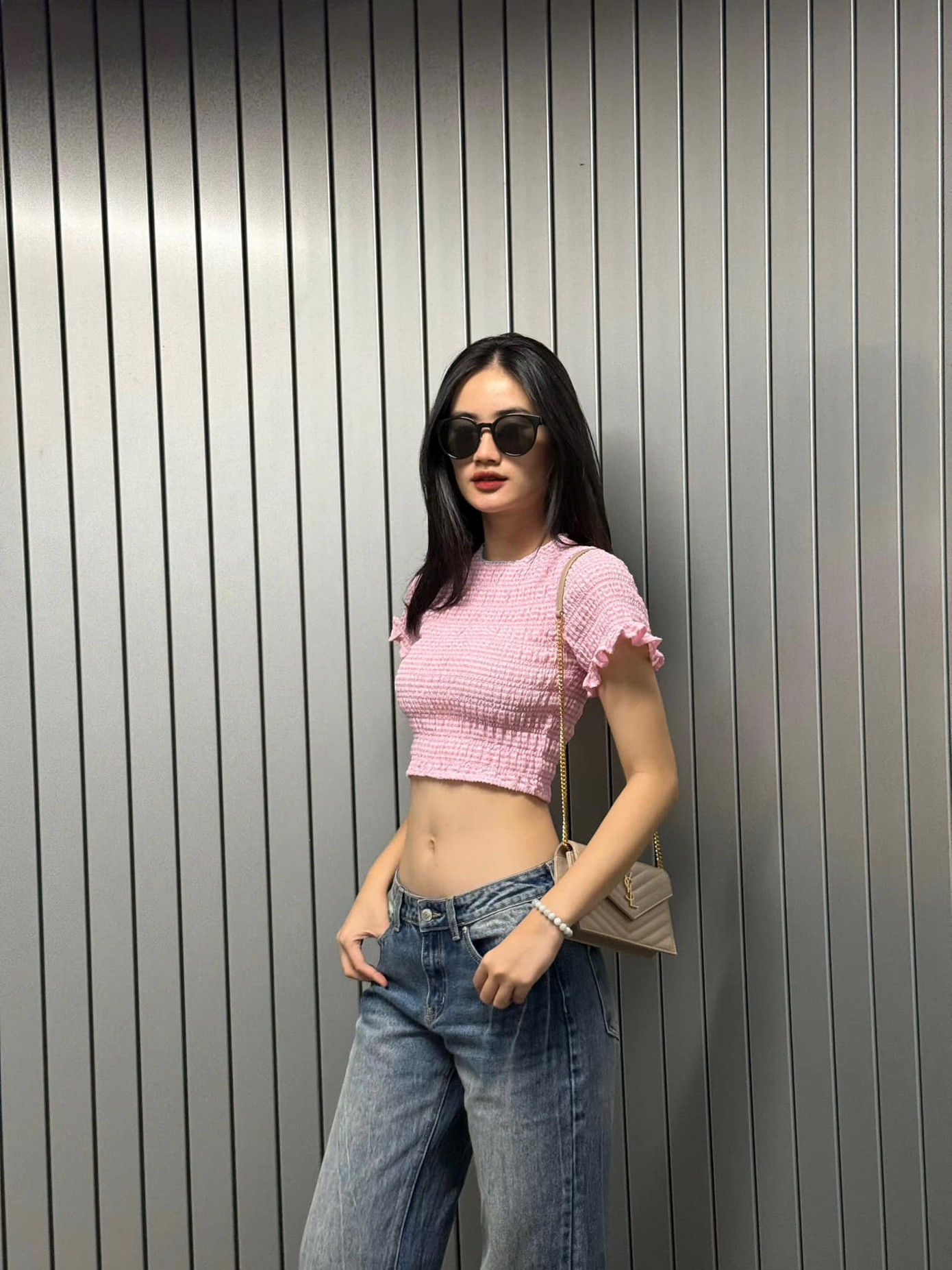 Hoa hậu Ý Nhi du lịch Đà Lạt trong dịp năm mới. Người đẹp mặc áo crop-top, khoe eo thon.