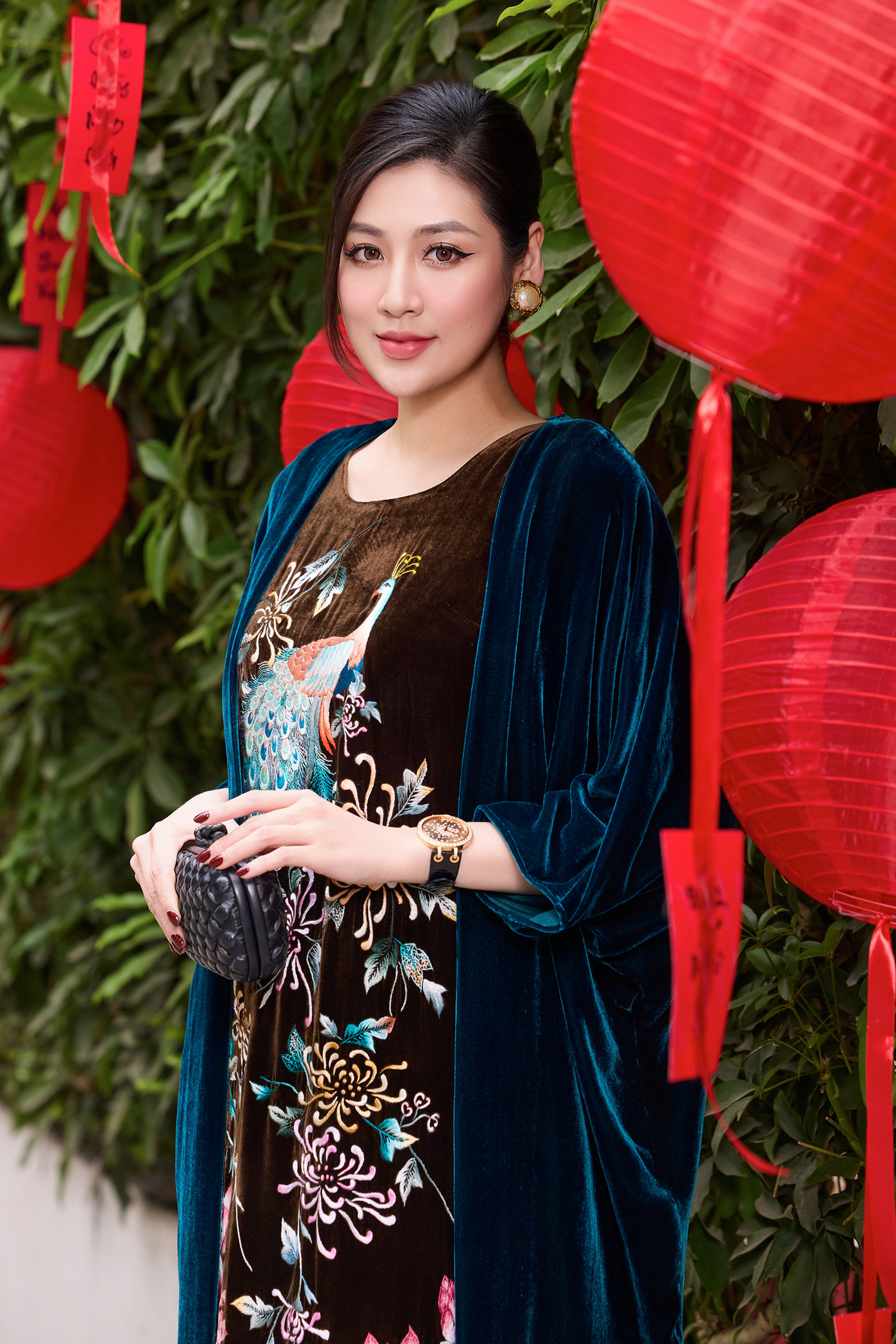 Á hậu Tú Anh, Huyền My đọ sắc với váy nhung họa tiết.