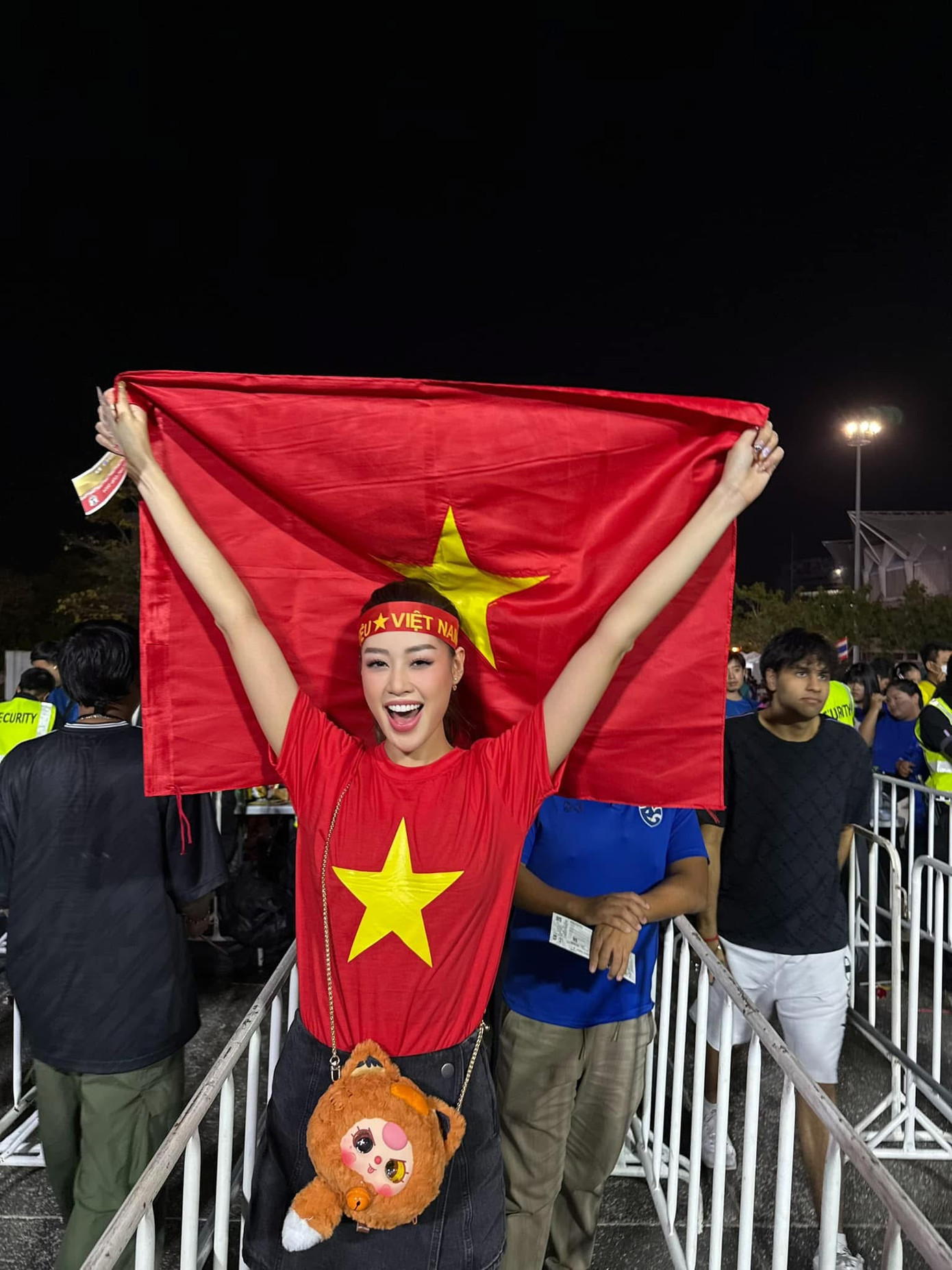 Hoa hậu Khánh Vân và chồng trên sân Rajamangala. Hoa hậu Khánh Vân và chồng trên sân Rajamangala.